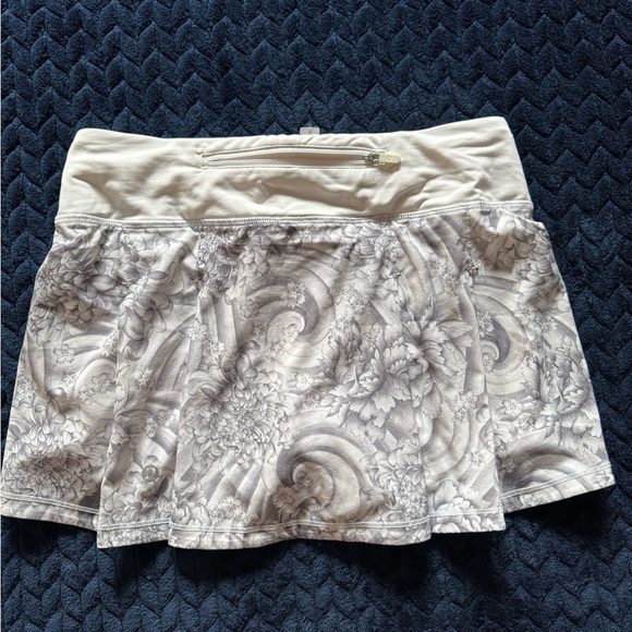 lululemon athletica Pants - Lululemon Women’s Pacesetter‎ Skirt Floral White Gray Sz 4